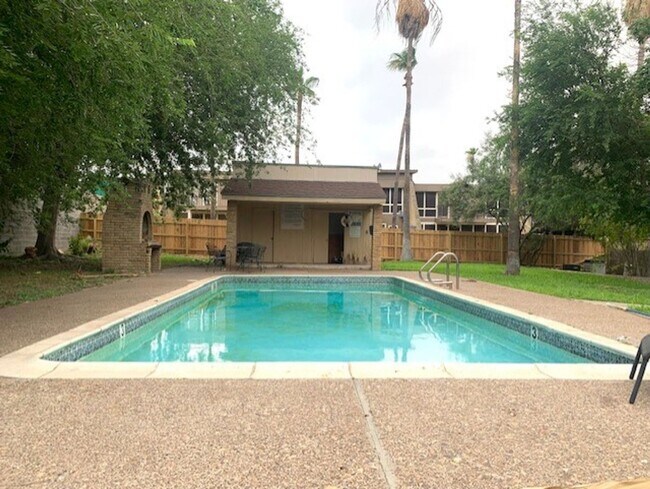 Building Photo - Quadrangle Townhome