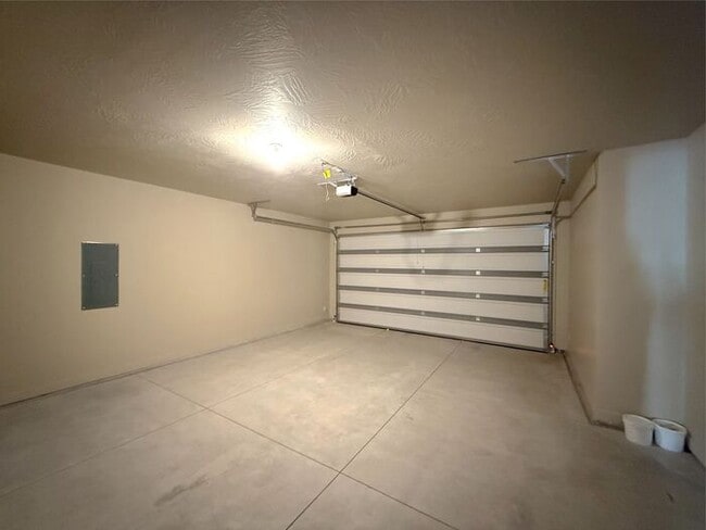 Building Photo - New 3 bed, 2.5 bath with 2 car garage home