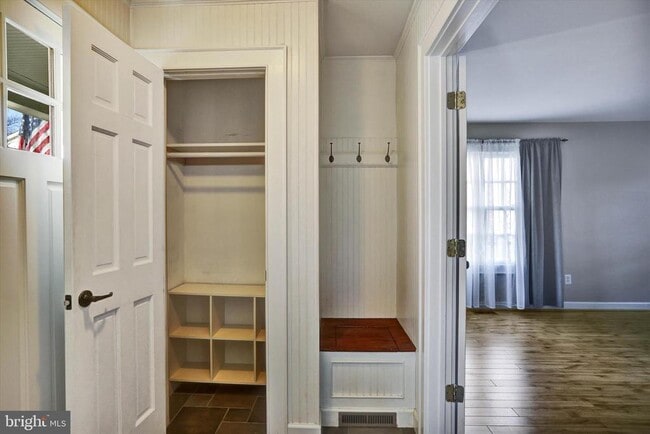 Building Photo - 722 Genessee St