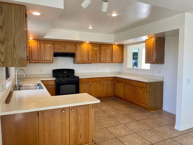 Building Photo - 4491 La Paloma Ave