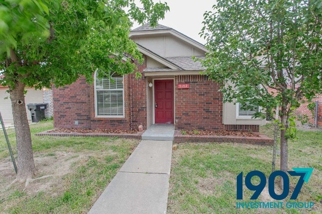 Building Photo - 2102 Briarcliff Dr