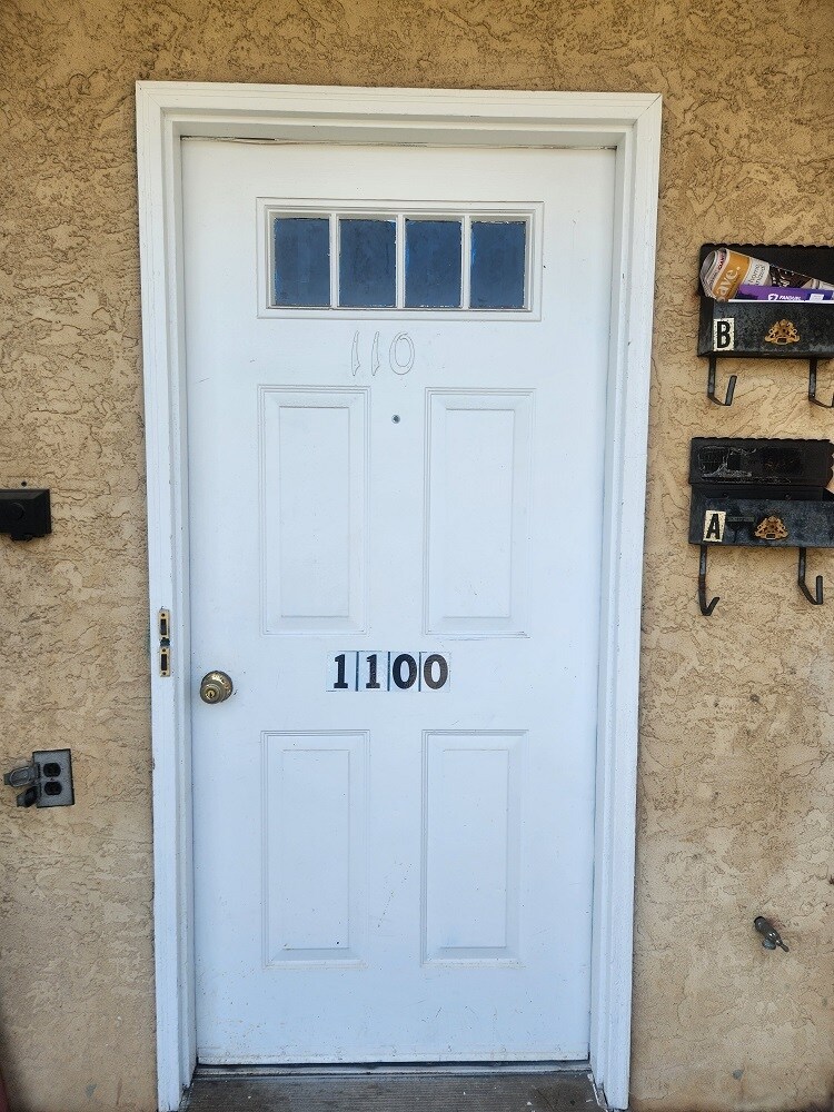 Building Entry - 1100 Vincent Rd
