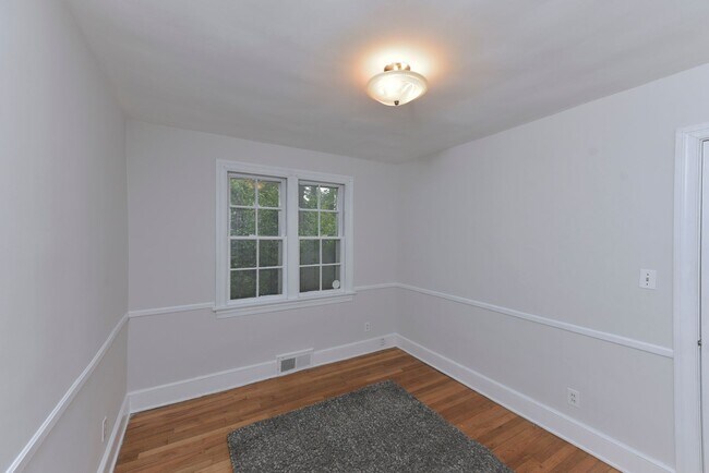 Building Photo - Charming 3 Bedroom, 2 Bath All-Brick Bunga...