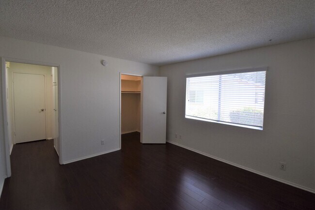Building Photo - 24411 Newhall Ave