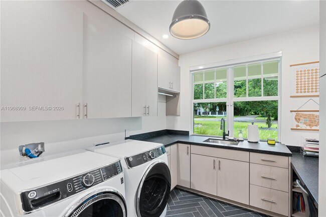 Building Photo - 9301 SW 93rd Ave