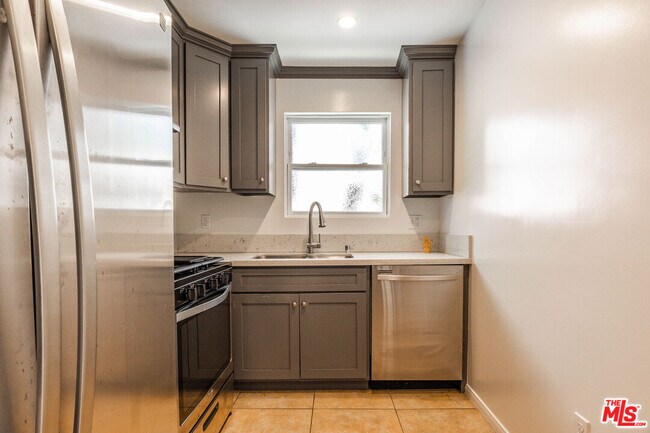 Building Photo - 1112 Ocean Park Blvd