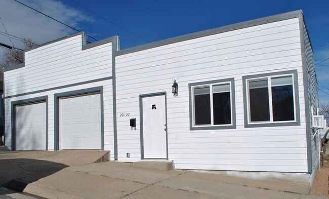 Primary Photo - 202 1/2 Cedar