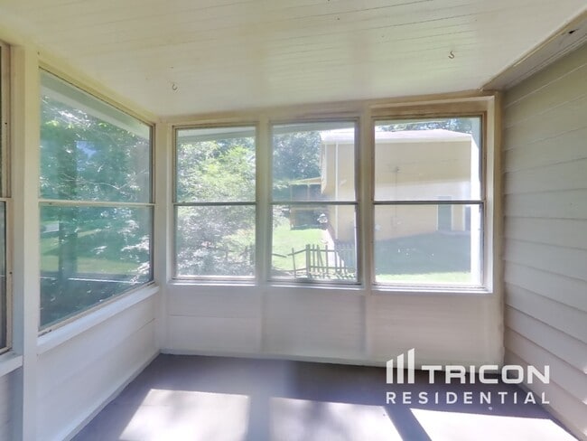Building Photo - 1025 Brenton Dr NW