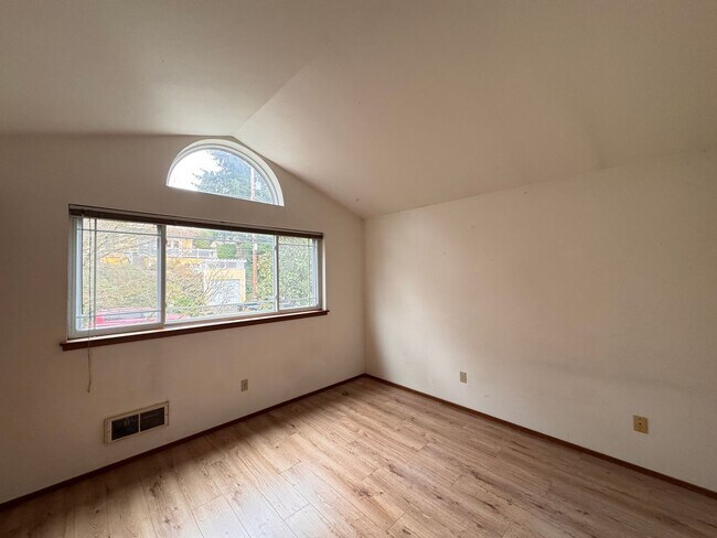 Building Photo - Beautiful Wedgwood Home with Flexible Living + 2nd Kitchen