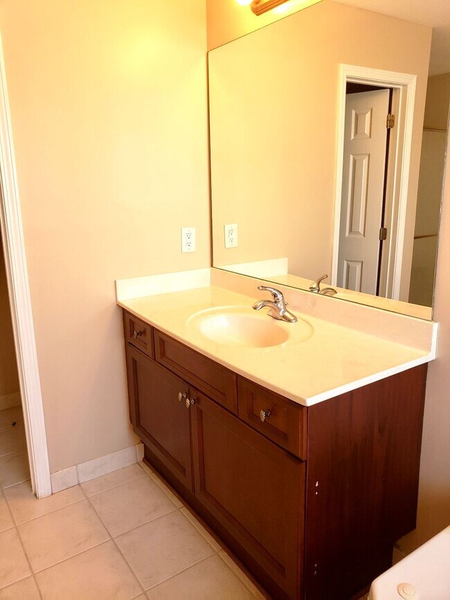 Building Photo - Beautiful home with Swimming Pool in the Hammocks. 4 bedroom 2 bath -Pool lawn service included!!!