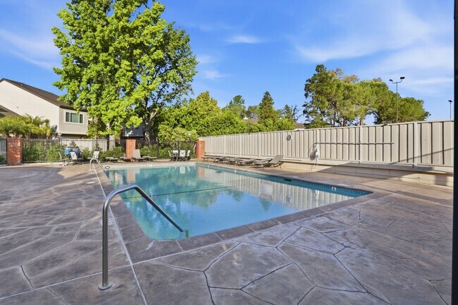 Building Photo - Renovated Los Gatos Townhome