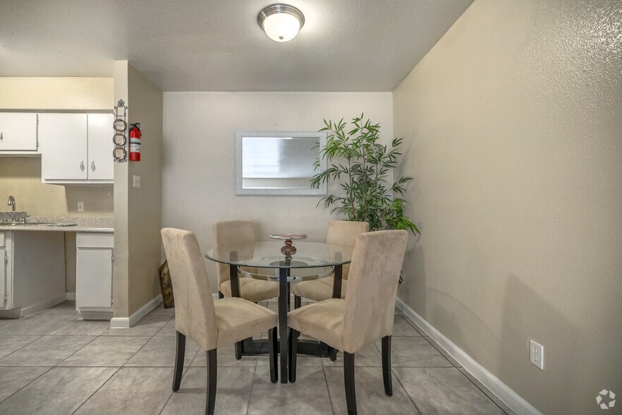 2BR, 1BA - 906SF - Dining Room - Raghu Apartments In Spring Branch