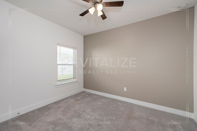 Building Photo - Charming Gold Fortified Home in Live Oak E...