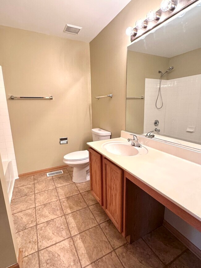 Building Photo - 812 Genesee Dr