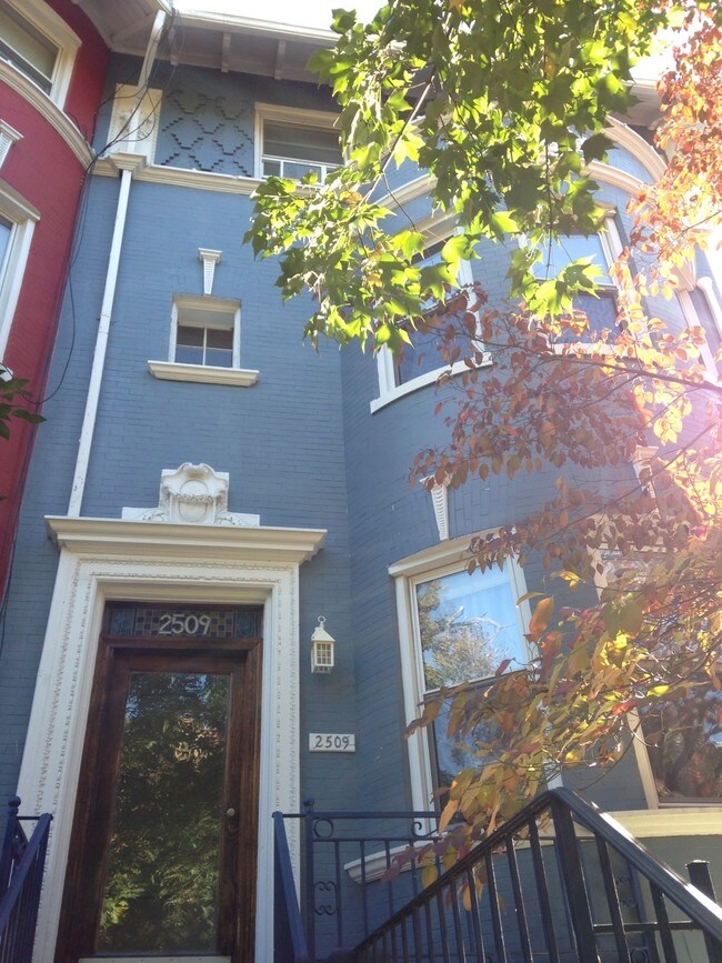 Building Photo - 2509 Cliffbourne Pl NW