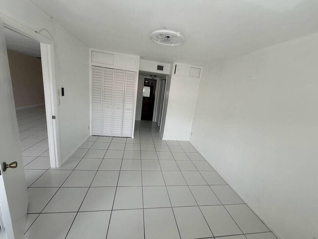 Building Photo - 2977 Riverside Dr