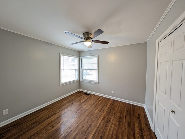 Building Photo - 1135 E 49th St