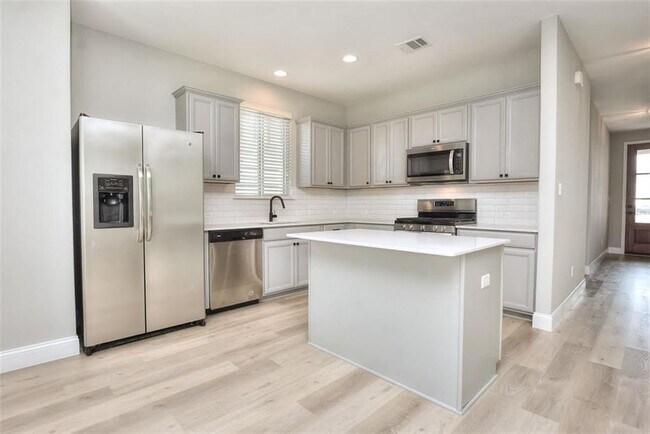 Building Photo - 204 Russet Trl