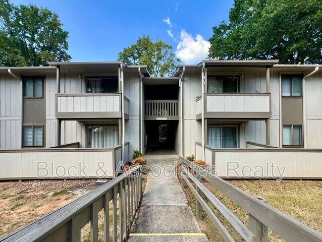 Building Photo - 2250 Sunderland Rd