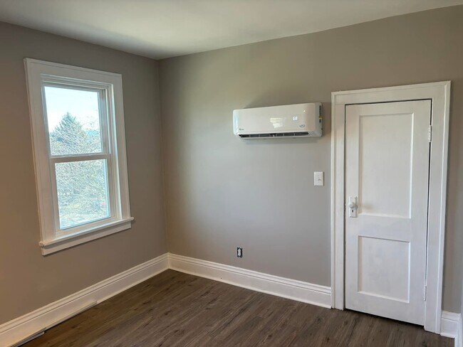 Building Photo - 166 18th St