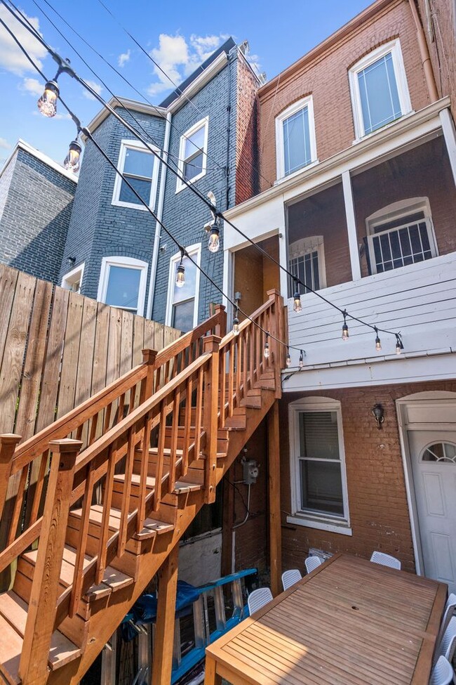 Building Photo - Lovely 2 BR/2.5 BA Apartment near Noma II!