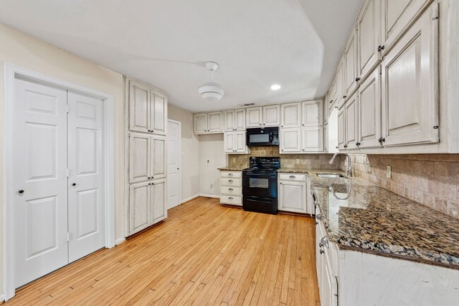 Building Photo - 121 Lake Vista W