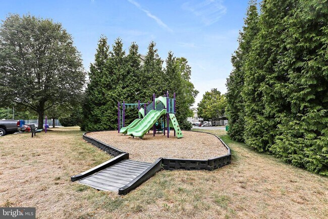 Building Photo - 570 Eisenhower Dr