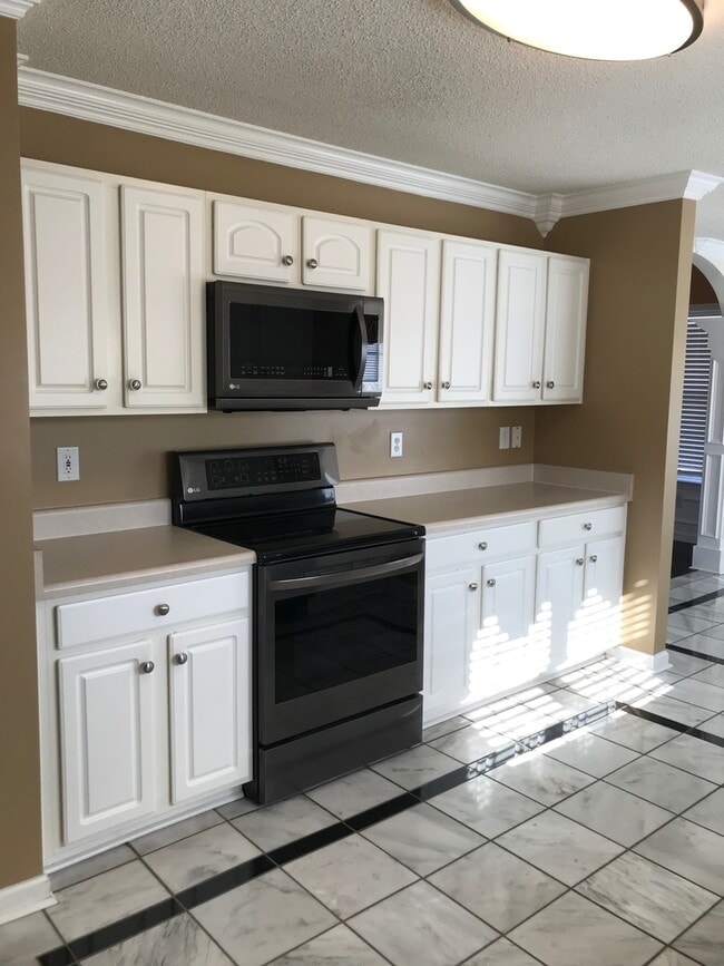 Building Photo - 113 Pennine Dr