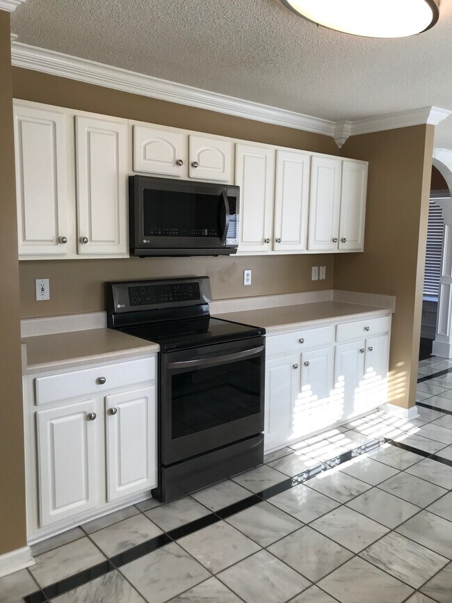 Building Photo - Beautiful 3 bedroom, 2.5 bath home