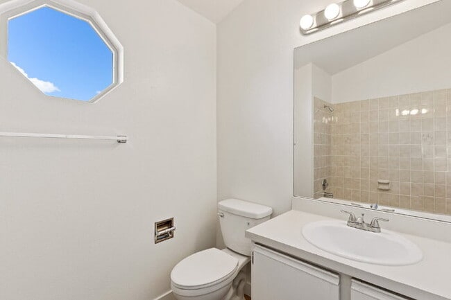 Building Photo - Upgraded 3-Bed Townhome Just Minutes from ...