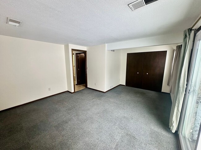 Building Photo - Elegant Townhome Living in a Prime Eagan Location!!