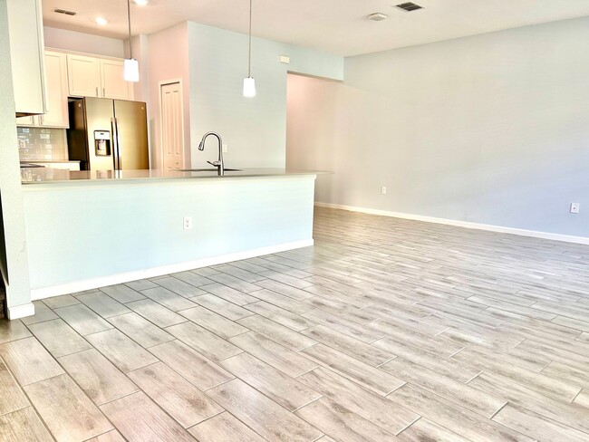 Building Photo - Upscale 3Beds/2.5Baths Townhouse living in...