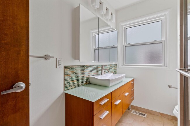 Building Photo - Cute, bright 3-bdrm/1-bath Mid-century mod...