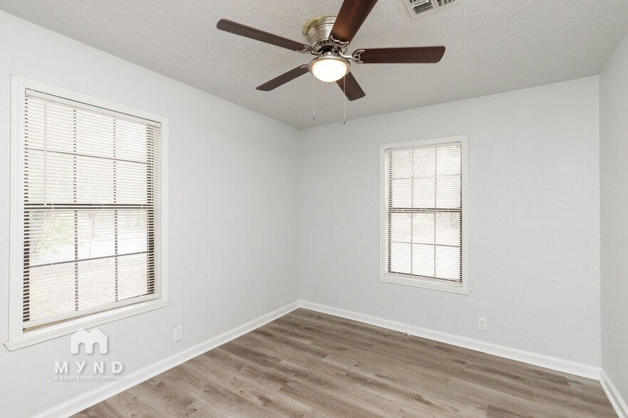 Building Photo - 2149 Karen Dr
