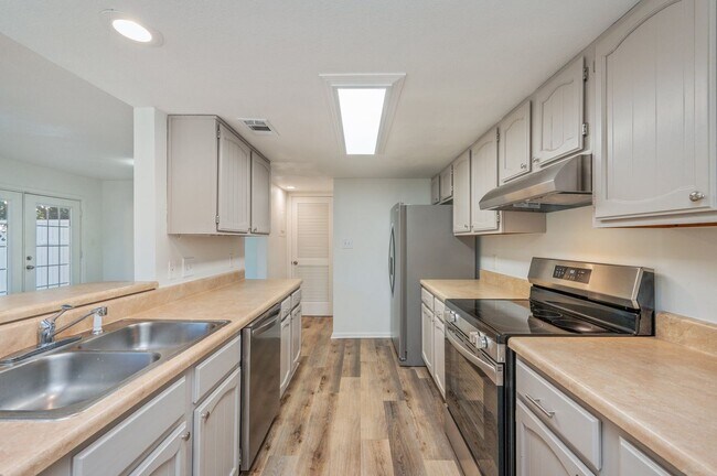 Building Photo - Spacious townhouse with large 2nd floor covered patio!