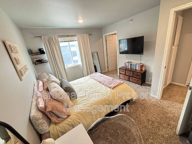 Building Photo - 808 7th Ave S