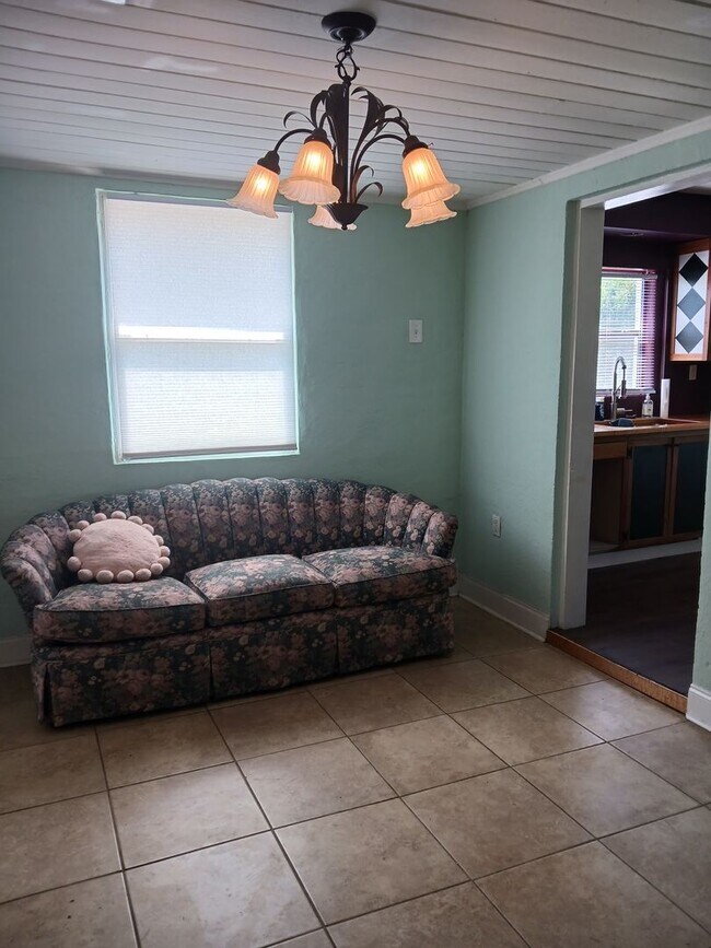 Building Photo - Charming 3 Bedroom, 2 Bathroom Home for Re...