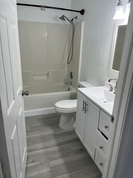 Building Photo - 4712 Golfview Blvd