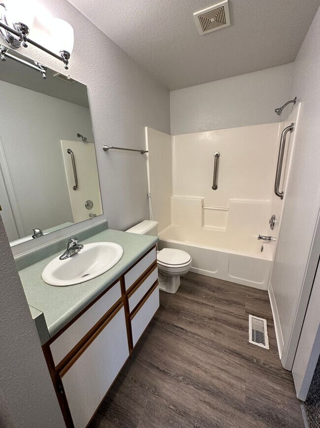 Building Photo - Newly renovated in 2024 2 bedroom 2 bathroom apartment available soon.