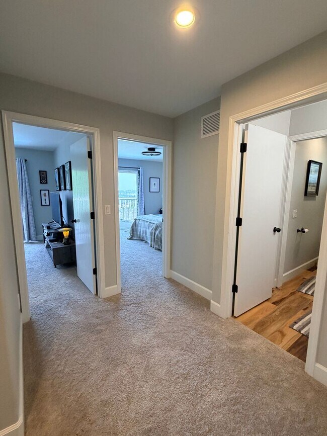 Building Photo - Executive 5 bed/4 bath home, POOL with pool service, decks with VIEWS, two kitchen/living room ar...