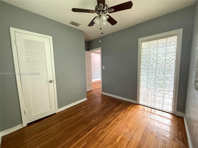 Building Photo - 11305 NE 13th Ave