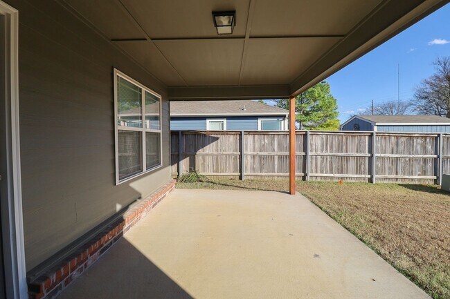Building Photo - 3 Bed | 2 Bath in Broken Arrow!