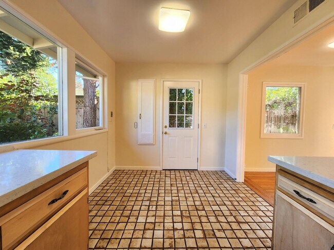Building Photo - Charming three-bedroom, two-bath home in Midtown Palo Alto.