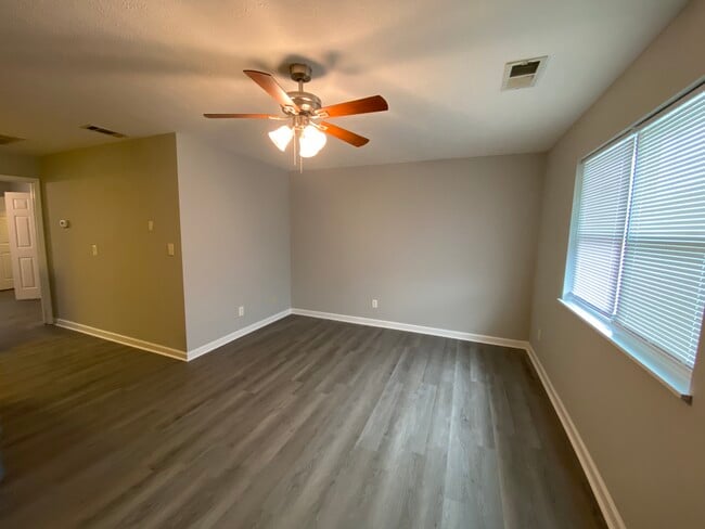 Building Photo - 1329 Kenilwood Way