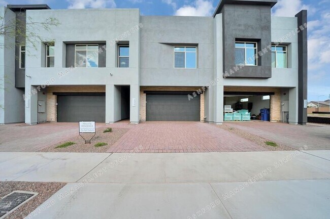 Building Photo - Luxury 3-Bedroom Townhome with Rooftop Dec...