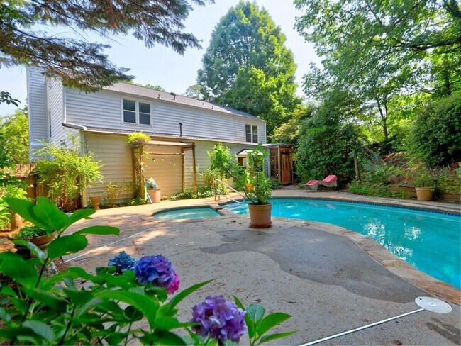 Building Photo - 4512 Woodlawn Lake Dr