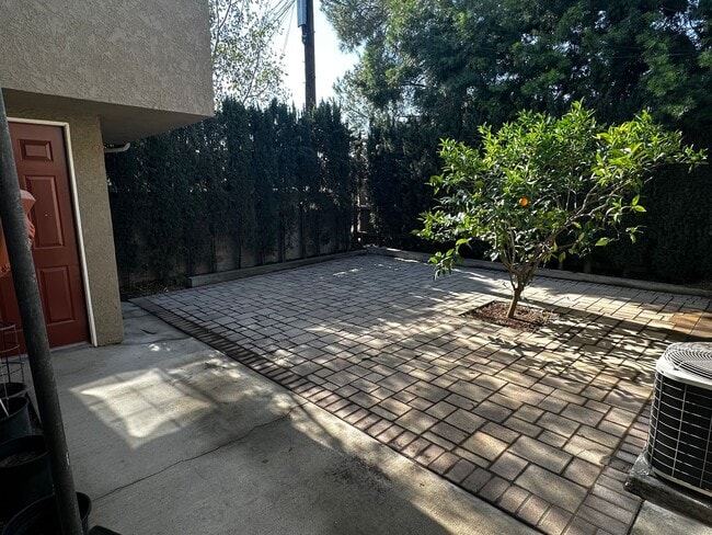 Building Photo - Fully Updated Spacious Studio Above Garages in Pasadena!