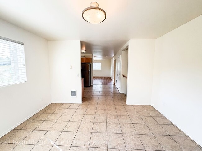 Building Photo - Beautiful 4 bedroom 3 bath townhouse w/att...