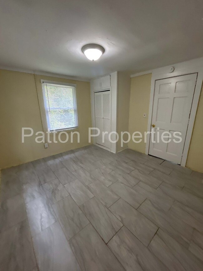 Building Photo - West Columbia Home