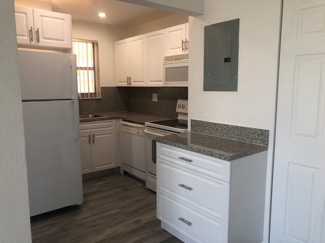 Building Photo - 210 Fontainebleau Blvd